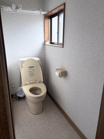 自然光が入る明るいトイレ