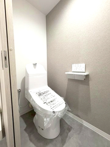 落ち着いた色調のトイレです