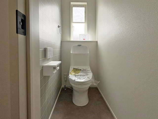 白を基調にした、窓がある明るく清潔なトイレです！