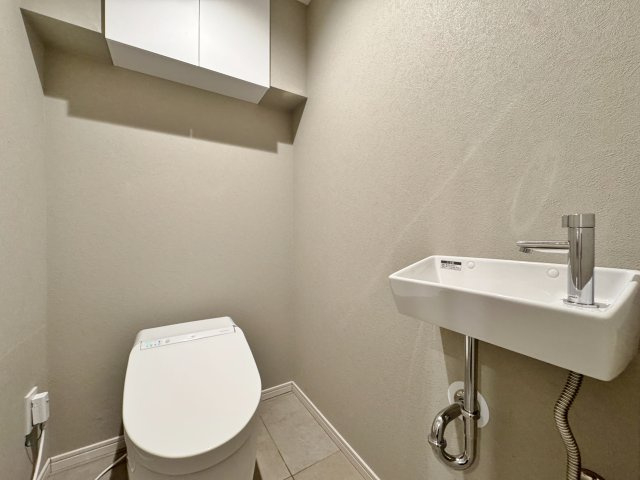 手洗い場や上部収納など、限られた空間を美しく機能的に仕上げた水回り