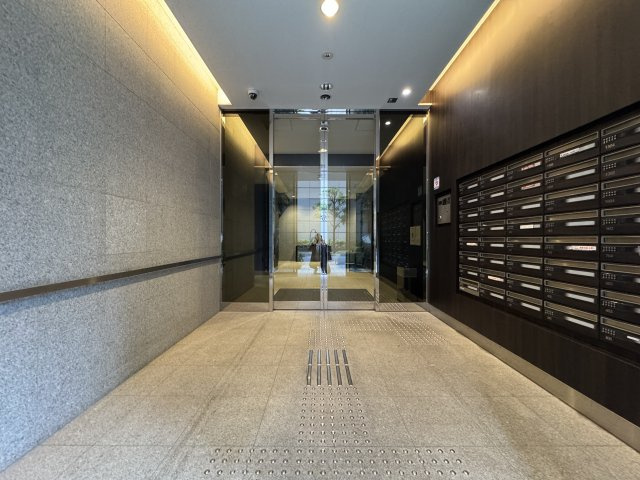 石張りの壁と間接照明が、住まう人とゲストを品格高く迎えるエントランス