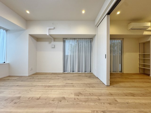 2面採光の角部屋。光と風が抜ける開放的なリビング空間