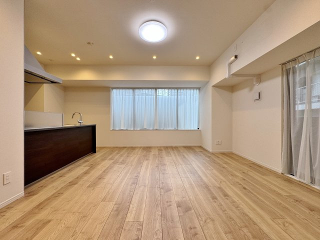 シックな色調のキッチンが空間を引き締めるLDK