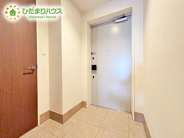玄関はゆったりとした奥行き、幅を確保しており、お買い物帰りやお子様とのお出かけの際も安心です♪
