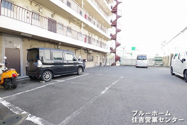 平面の駐車場がございます。空き状況については、お問合せ下さいませ。