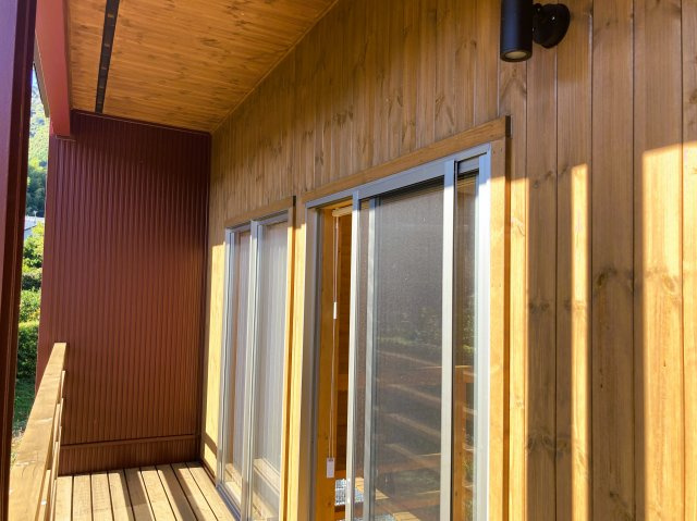 木のぬくもりを感じられるベランダです。多少の雨でしたら洗濯物も干せます。
