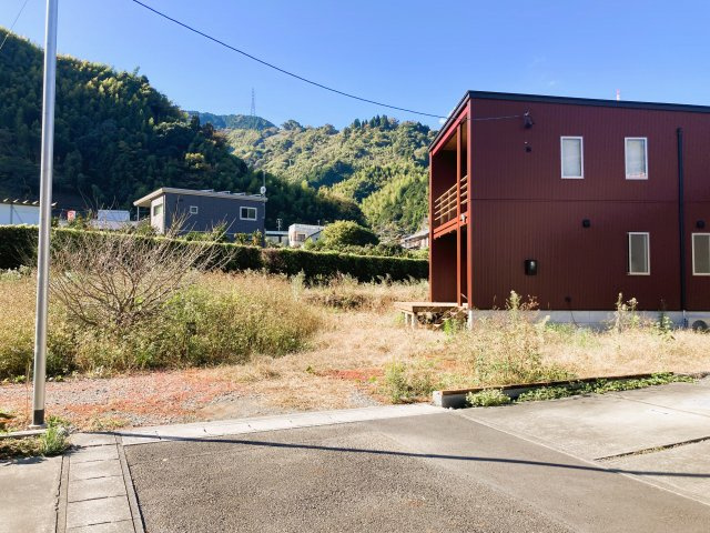 敷地への入り口の道路です。