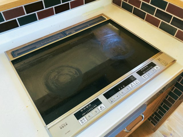 IHクッキングヒーターです。お掃除も楽ちんです。