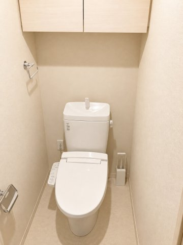 上部に収納棚があり小物等しっかり隠せます。※AI加工により空室に近い状態