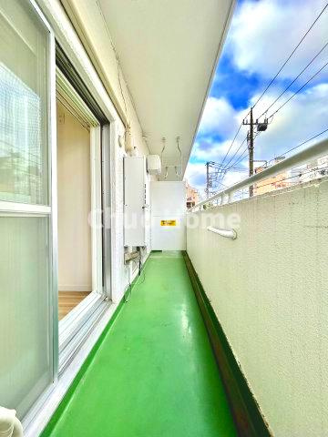 【バルコニー】幅もあって、奥行きもあるゆとりのバルコニー。洗濯物を干したり乾かしたりだけでなく、ただ出てみるだけでも気持ちいいですよ。