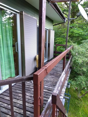 自然を感じられるバルコニーです。贅沢なティータイムが過ごせそうですね。