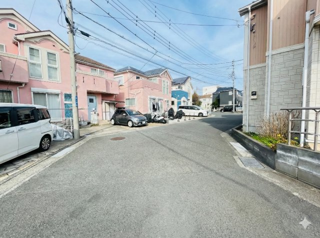 前面道路は6ｍございますので車のすれ違い可能です。