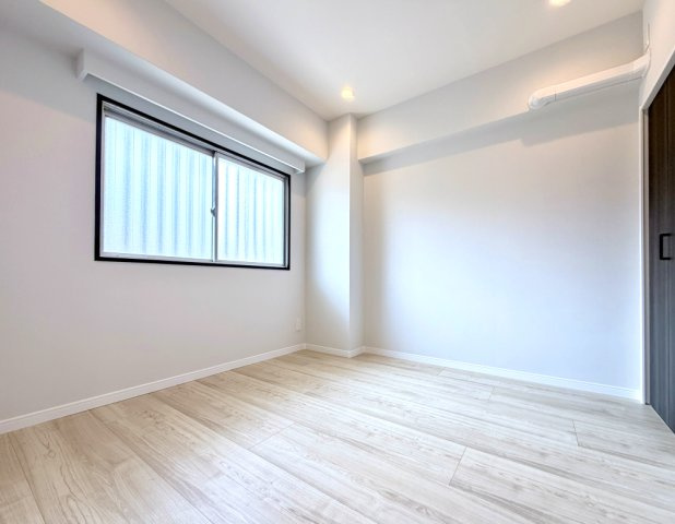 【洋室約4.5帖】　お部屋の形が整っているので、難しく考えずに家具の配置が可能です。