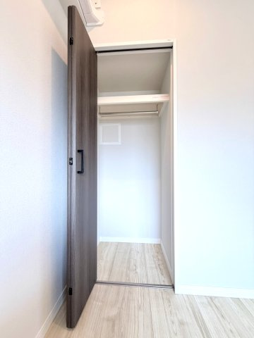 【洋室約4.5帖　収納】　全ての居室に収納と窓を備えており、過ごしやすい空間となっています。