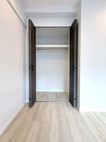 【洋室約6.0帖　収納】　収納も備わり、暮らしやすい空間がデザインされています。