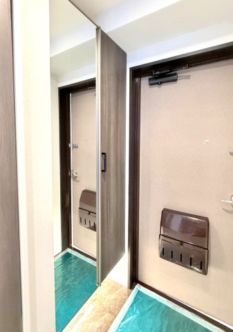 【玄関】　姿見付きの玄関収納を備えています。お出かけ前に身支度のチェックができます。