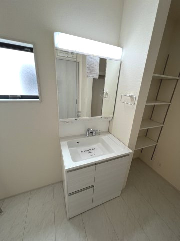 身だしなみを整えやすく、収納たっぷりの三面鏡付洗面化粧台☆