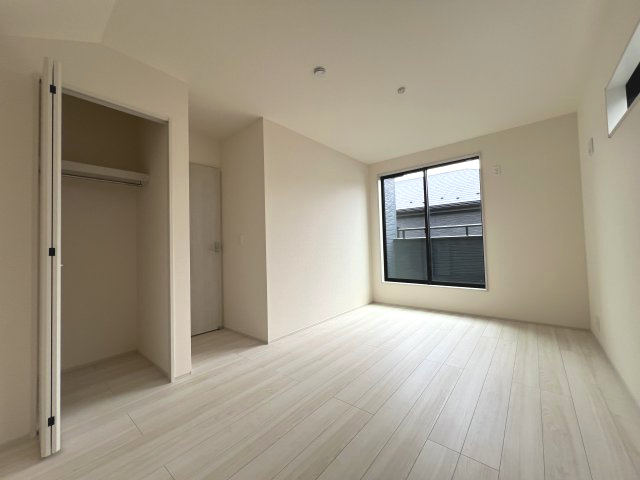 【洋室1】バルコニーに面した明るい室内♪