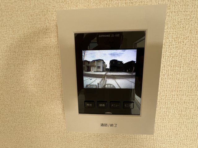 モニター付きインターホンあり。急な来客でも室内から顔が確認できると安心ですよね☆
