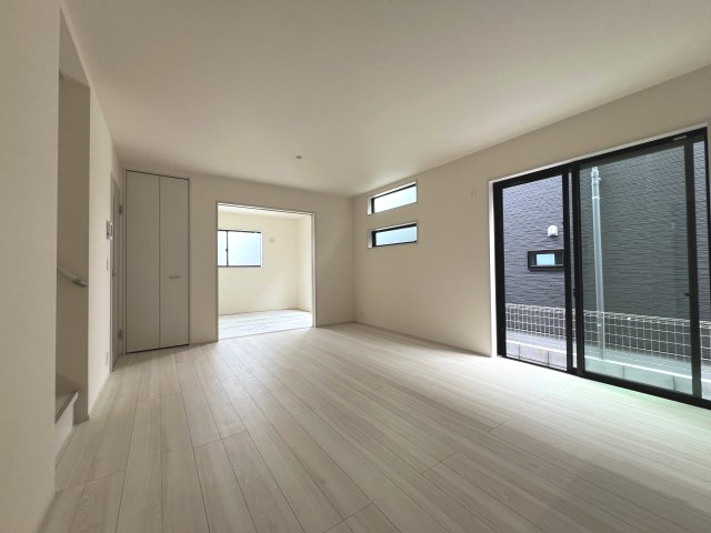 4.5帖の和室は引き込み戸に付きリビングと一体化して開放感があります◎