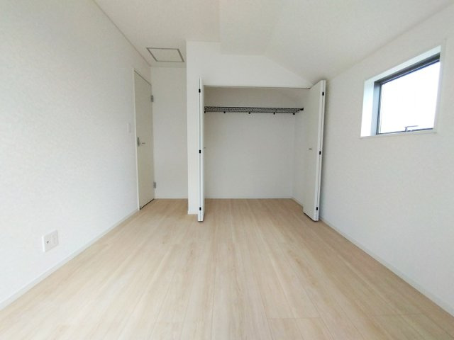 2階6.5帖/大きな窓から差し込む光がお部屋を明るく照らします。