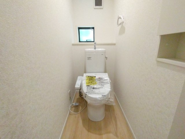 温水洗浄機能付、清潔感のあるトイレ。各階に設置されているので朝の忙しい時間にも混雑しにくく安心。