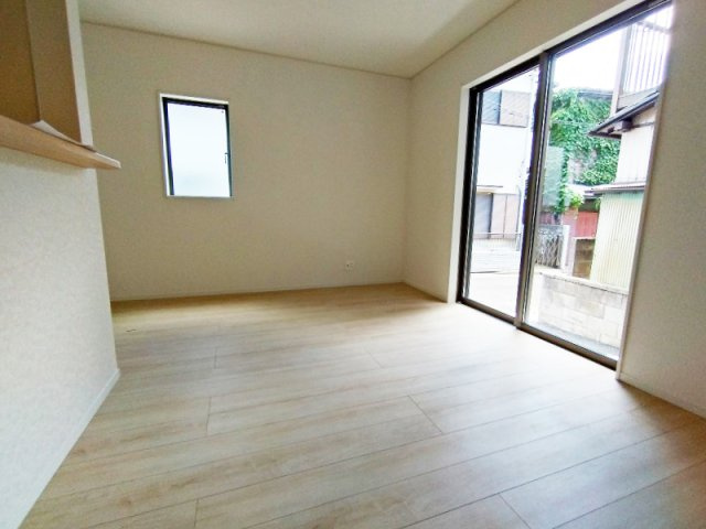 落ち着いた色味のクロスとフローリングでほっと一息つける空間。