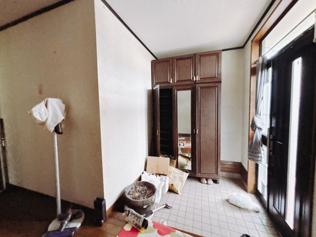 ■玄関｜毎日の「いってらっしゃい」や「お帰りなさい」を大切なご家族と過ごす玄関は〈使いやすさ〉を追求しております。玄関横の物入は急な来客時でもさっとお片付けできるスペースを確保しています。