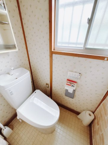 ■トイレ｜窓付きのトイレです。白を基調としていますので、清潔感溢れるトイレですね♪