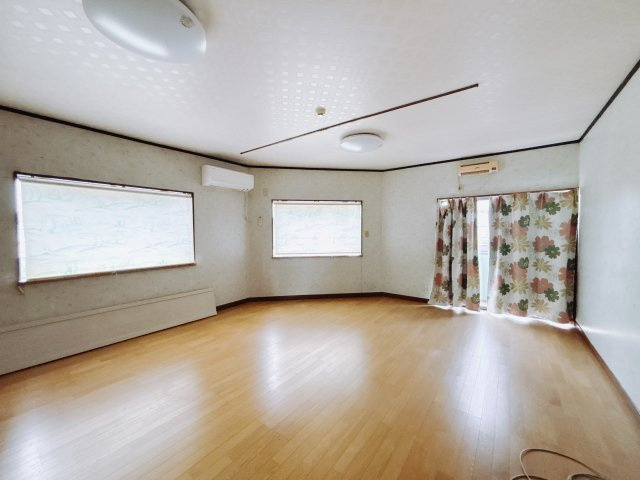 ■洋室｜ナチュラルカラーの床です。模様替えなどとても楽しく工夫できます♪陽当たり、風通しもとても良いので毎日快適な生活スタートです！子供部屋にも良いですね♪