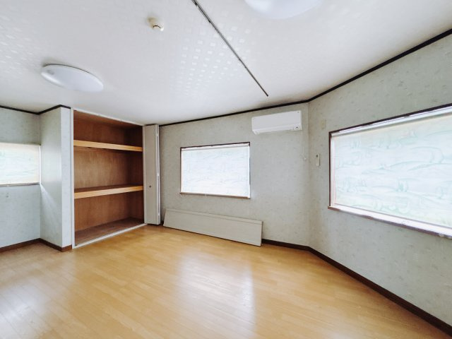 ■洋室｜洋室には大きな窓をご用意しています。日中はあたたかな日差し差し込み自分時間も充実できますね＾＾
