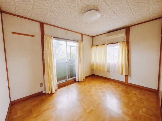 ■洋室｜2面採光で明るい1階の洋室。フローリングなので、お掃除がしやすいです♪大きな収納もあって嬉しい！