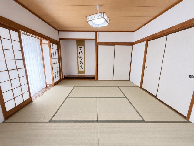 LDKに隣接した和室は引き戸を開放することで一体感のある広々とした空間として利用できます。床の間を備えた落ち着きのある和の空間で客間やお子様の遊び場、くつろぎスペースなど多目的に活用できる一室です。