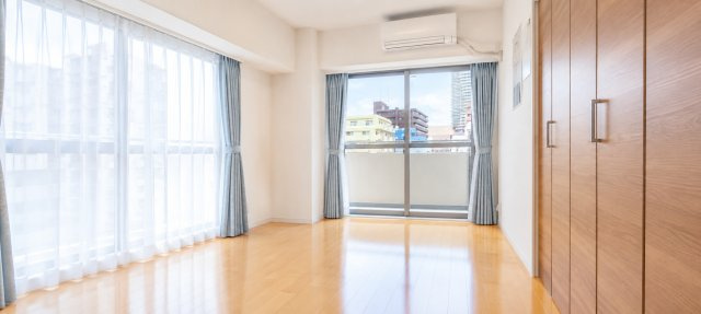 東側と北側に大きな窓が2面ある角の6.5帖洋室は、明るく気持ちの良い朝を迎えられます。※画像はAI加工で家具・小物を消去しています。