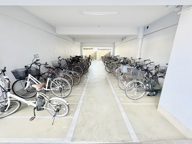 駐輪場もあります。自転車月額300円、バイク月額600円で使用可能。