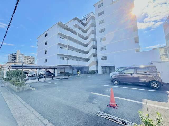 敷地内の駐車スペース有り。月額6500円です。