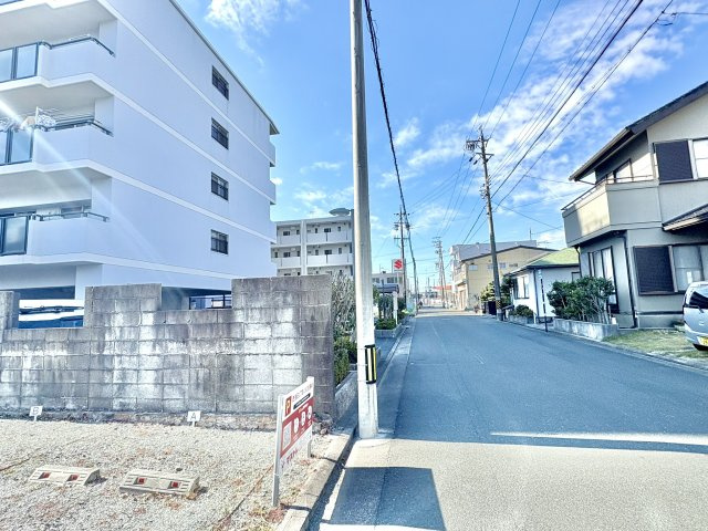 前面道路は広さもありますが、交通量はそれほど多くないので安心です。