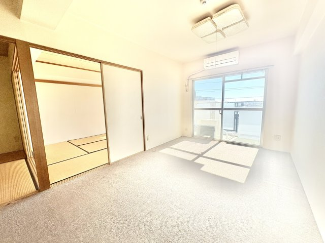12.3帖のリビング。日当たりも良く明るい室内です。