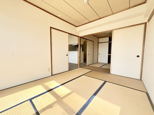 続き和室は北側6帖です。