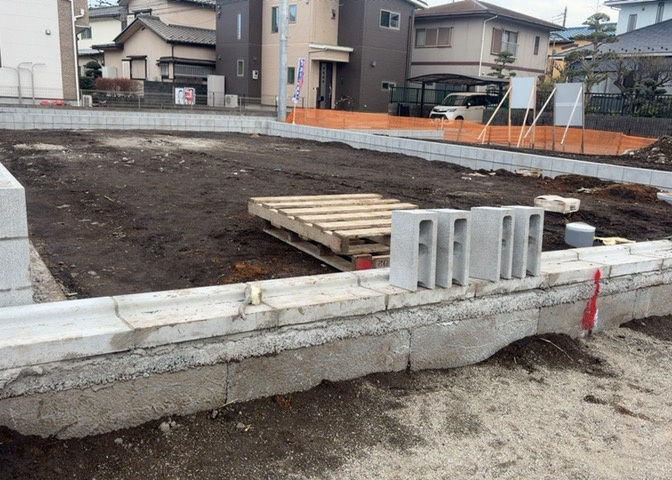 土地の形が極端に長細かったり、狭小地、あるいは道路との高低差がある傾斜地だった場合、後々売ろうとしても買い手がつかない場合もあります。後々、売却することになった時に価値の下がらない土地を選びましょう。