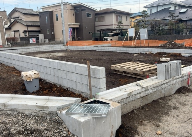 土地の面積＝住宅面積ではありません。建ぺい率の問題などで、土地のある場所によって住宅を建てられる面積は限られています。高さもしかり、「土地」という言葉の中には、建築条件も含まれると考えておきましょう。