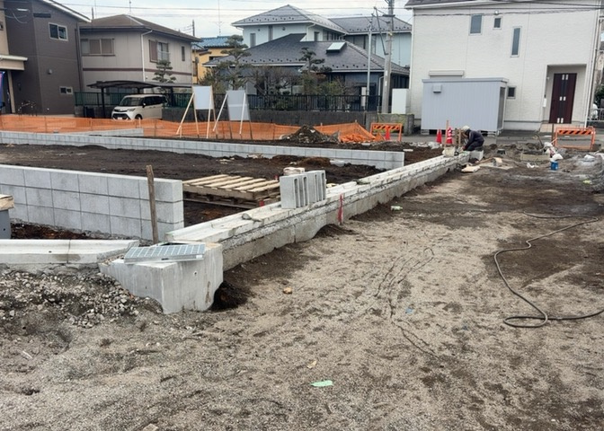 家を建てる場合、方位は要チェックです。現実的に日当たりのよい家ならばリビングは南側、建築基準法でも北側に当たる家への配慮は求められています。土地を見学に行く際は、方位磁針を持って行くようにしましょう。