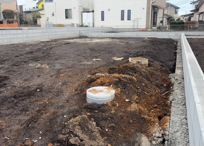 土地購入を検討されている場合、境界杭がない状態で購入してしまうと境界確定測量をする必要があり、費用がかかります。購入の前に、売主、隣土地所有者立ち合いのもと境界を確定し境界杭を設置するのがベストです。