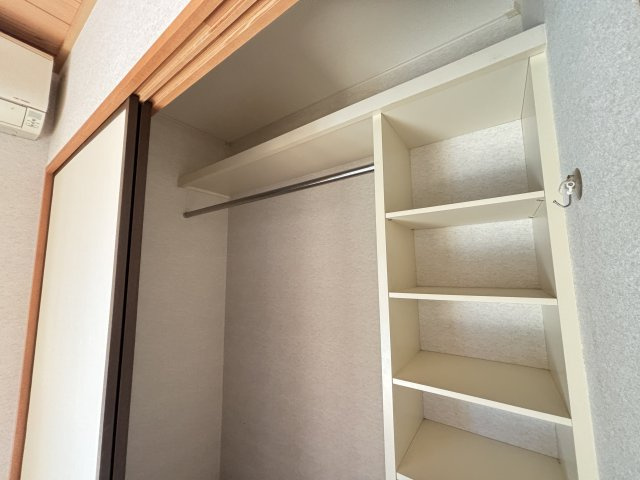 和室に併設されたクローゼットは、パイプハンガーと棚収納が備わり衣類や日用品をすっきりと整理できます。押入れとは異なり洋収納として使えるため、和室の使い勝手が大幅にアップ。季節物の収納や普段使いに！