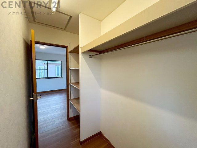 収納力が高く洋服や小物を整理しやすく、更衣室のように使え、部屋がすっきり保てます。収納の配置を自由に調整でき、換気性が良く防湿・防虫対策も可能。快適で機能的な生活空間を実現できます♪　