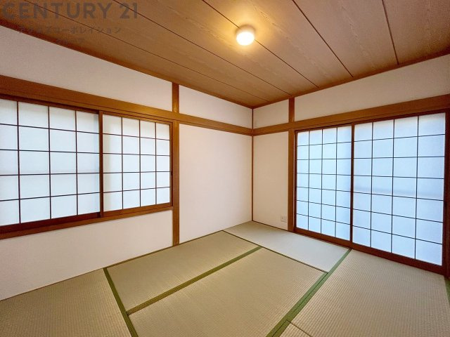 来客時の寝室や家事スペースなど、多目的に使える和室。畳ならではの柔らかさと調湿性で、季節を問わず快適に過ごせる便利な一部屋です。　