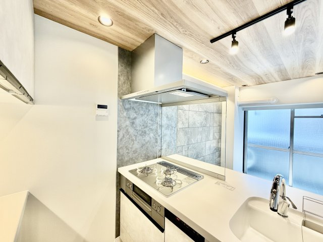 明るい自然光が入る作業スペースを多くとった壁付けキッチン採用。夫婦揃ってキッチンに立っても調理がしやすく、家事をしながら会話も弾みます。食器類もすっきりと片付く収納力。