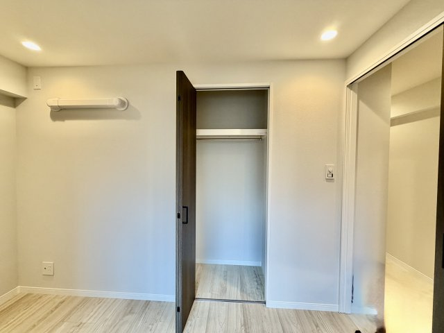 多くの人がお困りの住まいの収納。壁面クローゼットがあればタンスを置く必要がなく、出っ張りのないスッキリ空間を維持できます。限られたスペースを有効に活用できそう。