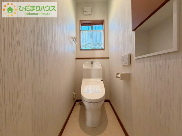 十分なスペースを確保したトイレ。　　収納もございますのでシンプルな空間を保てます。