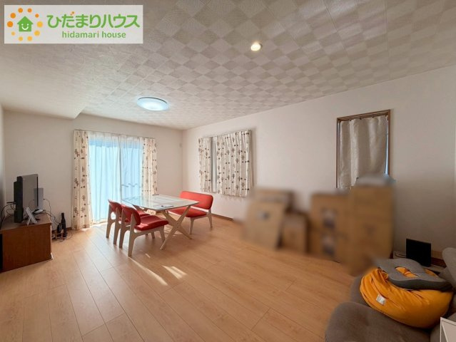 南側にお庭があり、明るく開放感のあるリビング。　昼間は、電気いらずでエコ+節約にもなります。